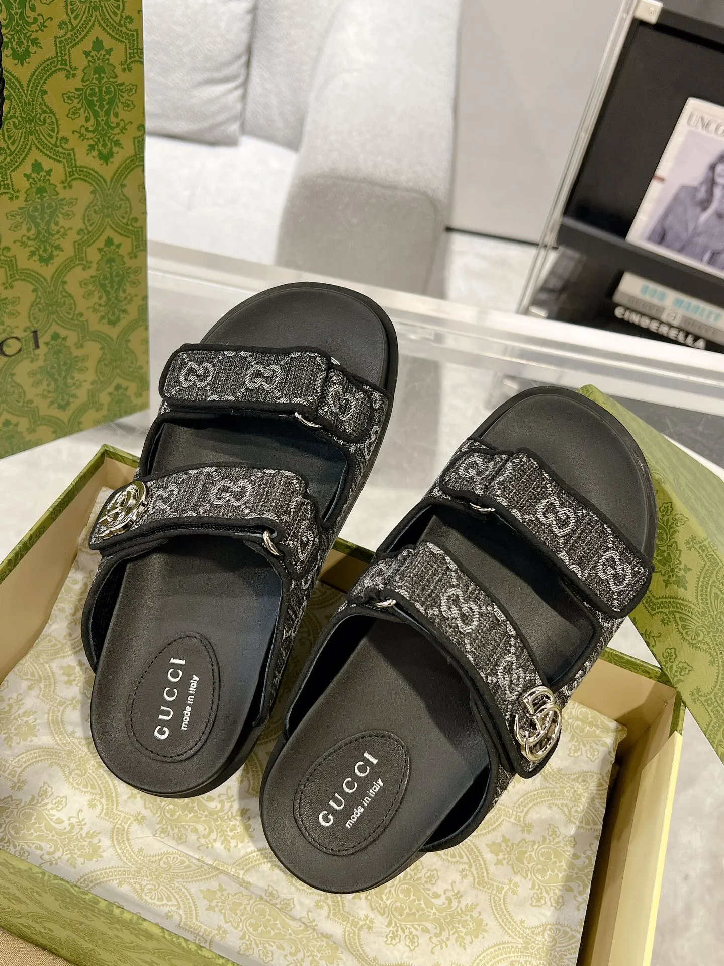 👟👟Ex-factory price 480👟👟 The latest Guccl24ss new product Double G women's Velcro sandals😎 These flat sandals are designed with Velcro straps, which are modern and sporty, bringing comfort. This accessory is crafted from light blue and ivory white GG denim fabric. The upper straps are decorated with elegant Double G-shaped accessories, showing a unique style. Gucci classic presbyopic cloth surface...hot diamond surface...rubber outsole...ZP molded midsole feet...original metal buckle/rhinestone surface Code number: 35 to 42 (41.42 is custom-made and non-refundable)